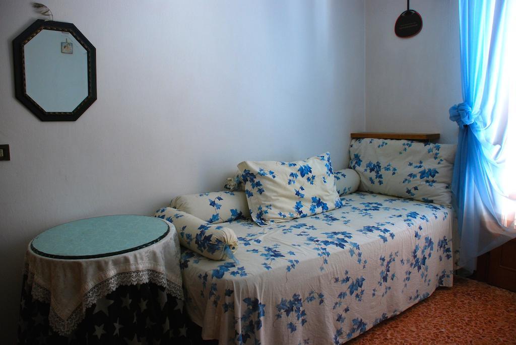 Bed And Breakfast Il Girasole Lamporecchio Szoba fotó